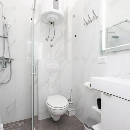 Stunning In With Kitchen Apartment *