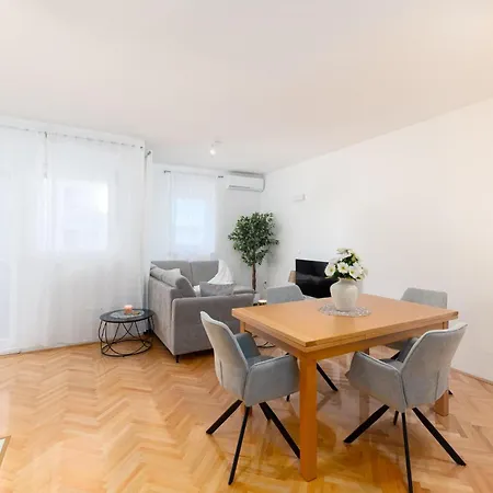 شقة Stunning In With Kitchen