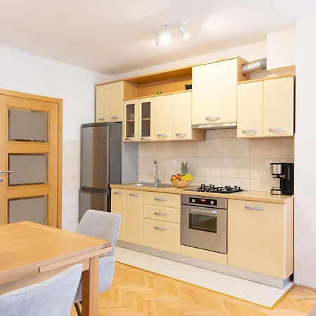 Stunning In With Kitchen ماكارسكا