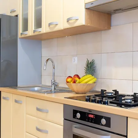 Stunning In With Kitchen شقة