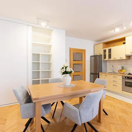 شقة Stunning In With Kitchen